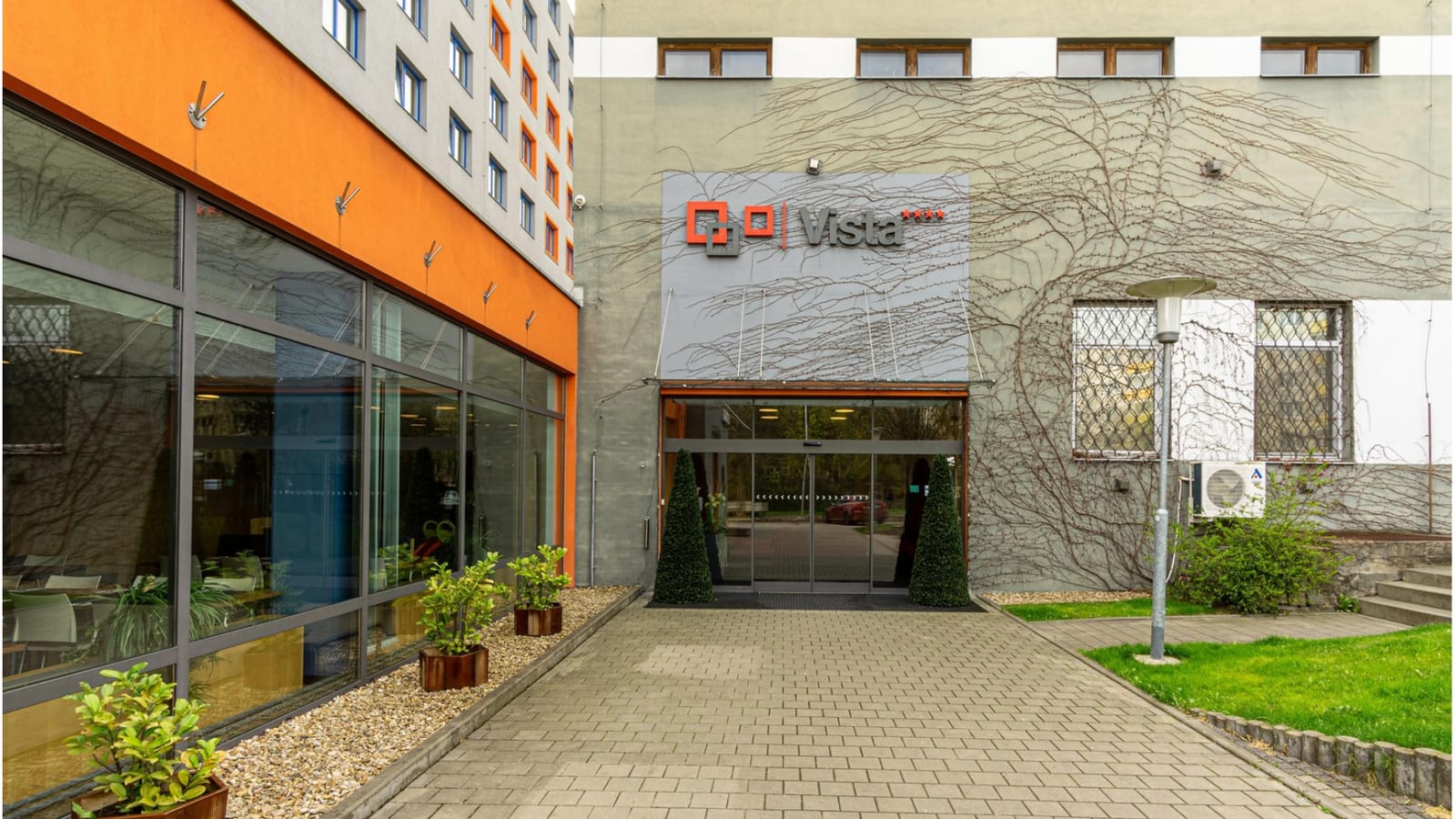 Entrance to Hotel Vista, Hudcova 250/72, Brno – where to find the salon