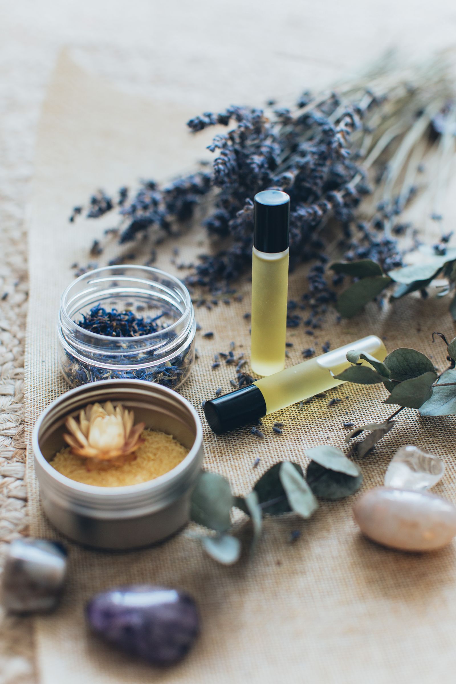 Esenciální oleje a levandule připravené k aroma masáži