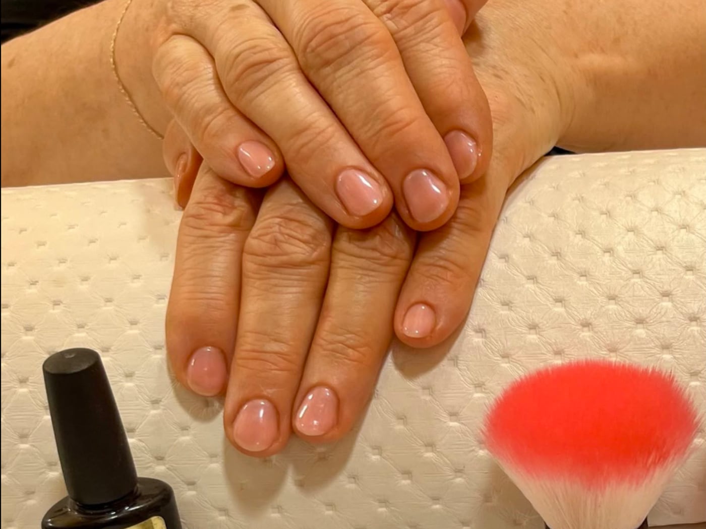 Výsledek manikúry – přírodní gellak na nehtech, salon Hotel Vista