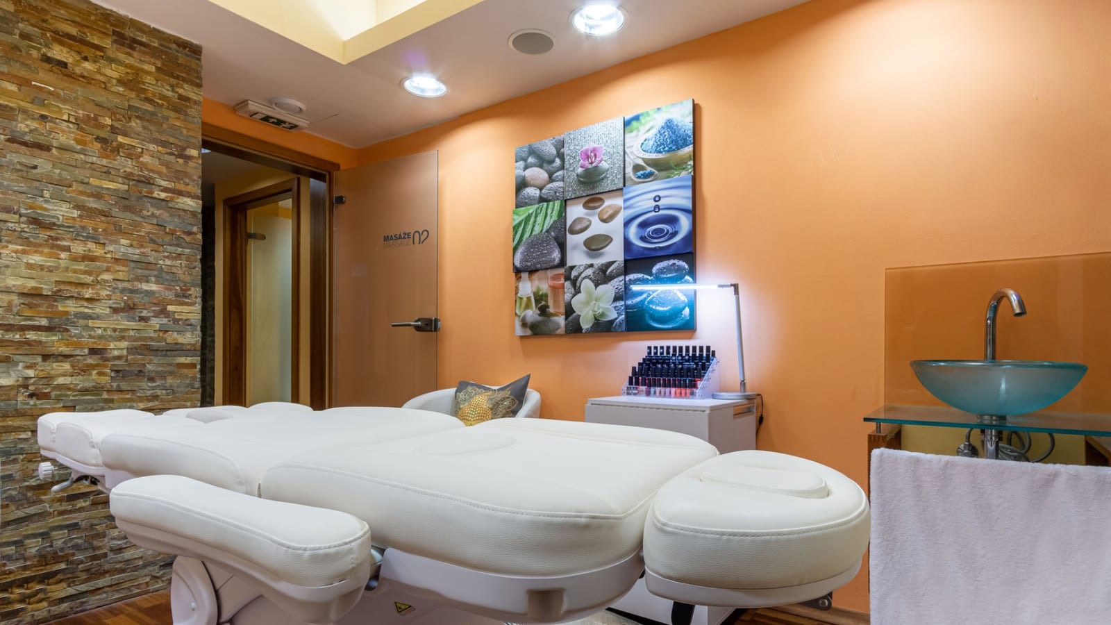 Massage table in the Hotel Vista salon in Brno