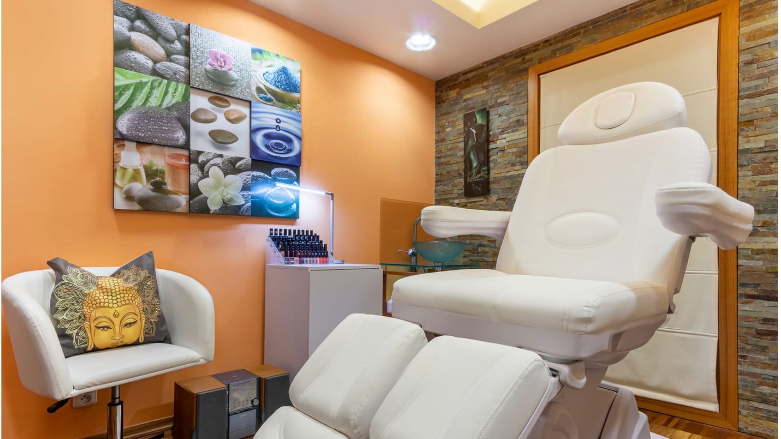 Pedicure chair in the Hotel Vista salon in Brno