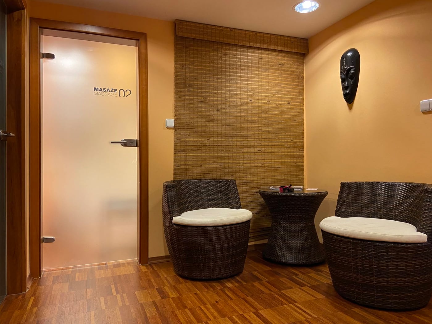 Relaxační místnost salonu Hotel Vista – hledejte dveře s nápisem Masáže